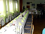 Die Tafel, gedeckt für eine Geburtstagsfeier.